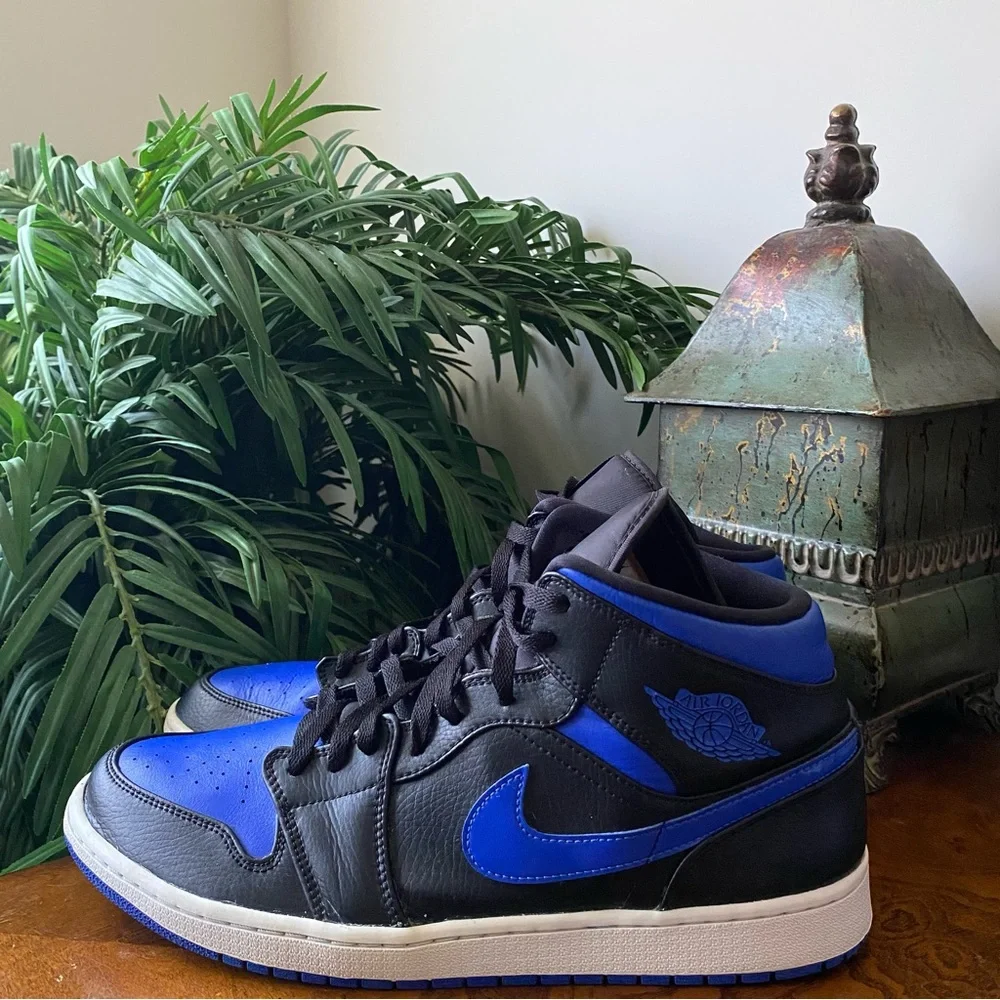 Nike Air Jordan 1 Mid sneakers in the 